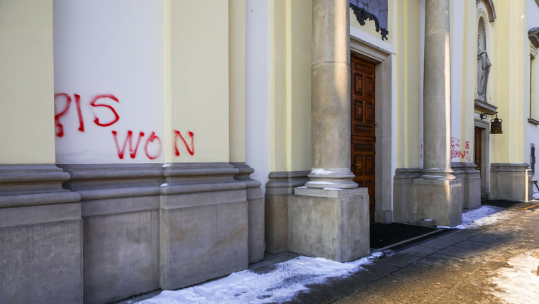 Warszawa. Napisy na kościele św. Krzyża. Trzy miesiące aresztu za "PIS WON" 