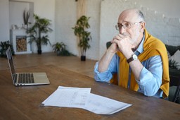 Bon senioralny 2150 zł od 2026 r. Minister: „Projekt na finiszu”, ale w dokumentach – huk zastrzeżeń. Co to znaczy dla rodzin 80+?