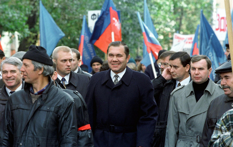 Gen. Aleksander Lebiedź (w środku) zginął w 2002 r. w wypadku lotniczym.