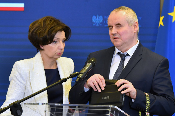 Warszawa, 07.03.2023. Minister rodziny i polityki społecznej Marlena Maląg (L) i wiceminister w tymże resorcie Paweł Wdówik (P) podczas konferencji prasowej w siedzibie MRiPS w Warszawie, 7 bm. (amb) PAP/Radek Pietruszka