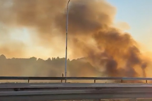 (VIDEO) JEZIV PRIZOR NA AUTO-PUTU KOD BEOGRADA! Gust dim se širi, nebo potpuno NARANDŽASTO