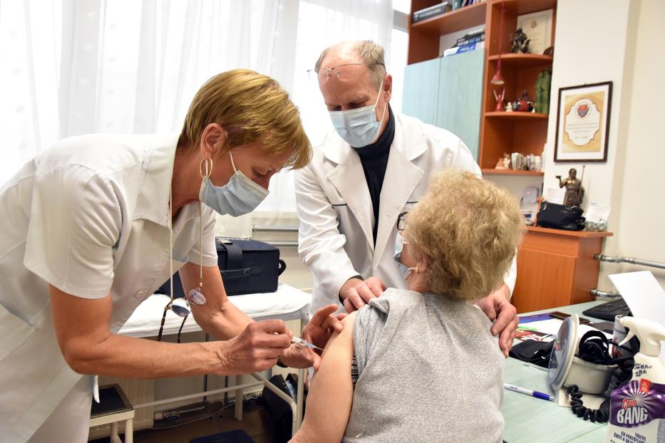 Magyarországon is oltanak az AstraZeneca vakcinával / Fotó: MTI