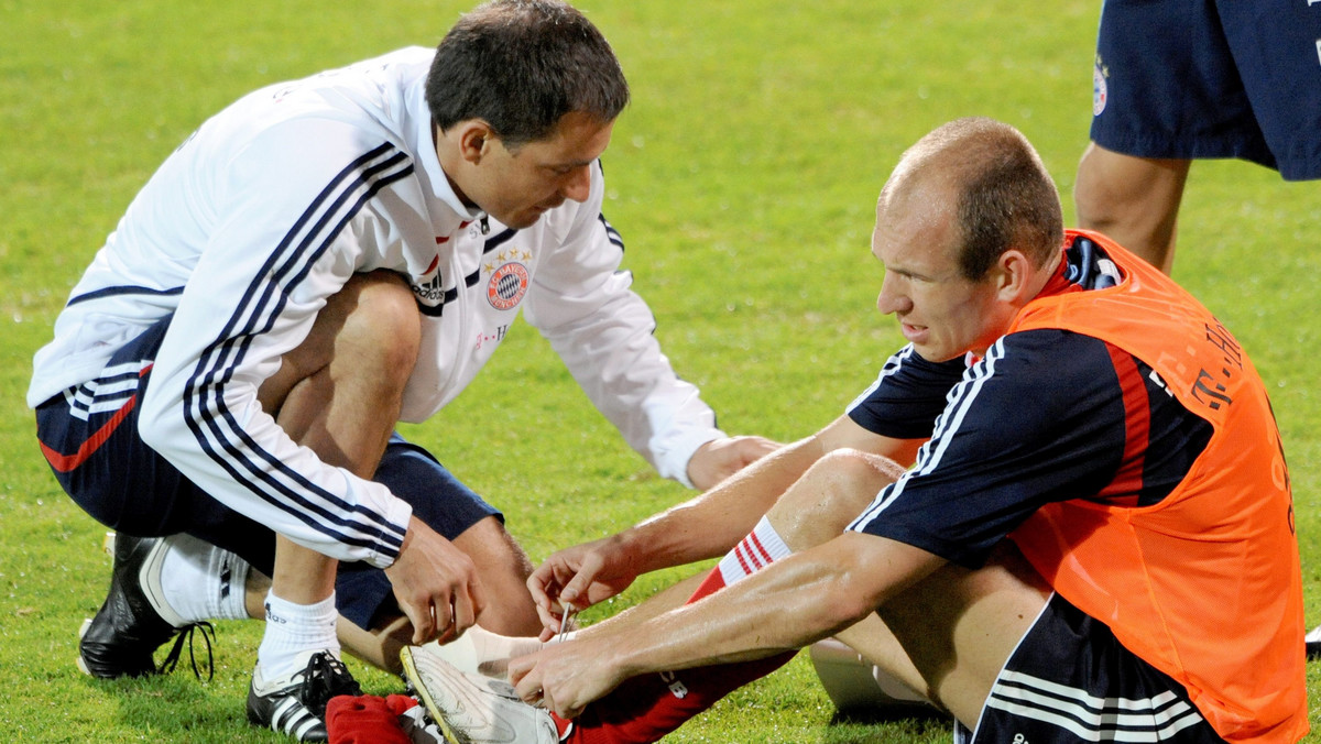 Pomocnik Bayernu Monachium, Arjen Robben doznał kontuzji prawej stopy w czasie jednego z treningów swojej drużyny. Holender w sobotę przejdzie szczegółowe badania, które wyjaśnią, czy uraz jest poważny.