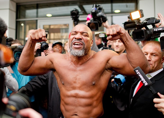 Shannon Briggs w stroju gladiatora prowokuje do walki Wladimira Kliczkę
