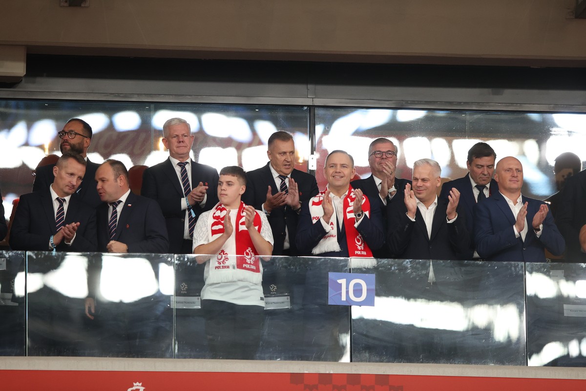 Karol Nawrocki na trybunach obok prezesa PZPN. Prezydent po meczu odwiedził piłkarzy w szatni