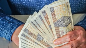 13. emerytura na kontach wcześniej niż w terminie wypłaty świadczenia podstawowego. Pieniądze jeszcze przed Wielkanocą