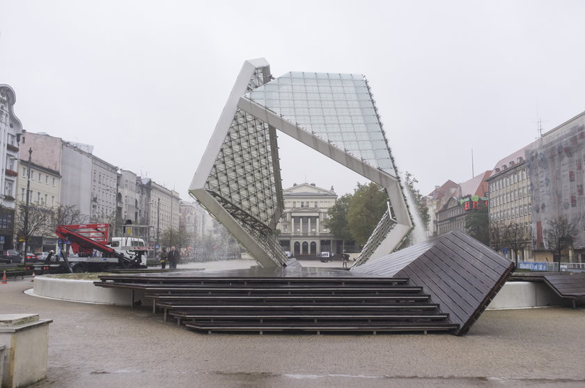 Fontanna-bubel nie działa w lecie, a jedynie jesienią!