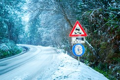 Za tym znakiem grozi nie tylko mandat. Łańcuchy na koła - kiedy są obowiązkowe i jakie wybrać?
