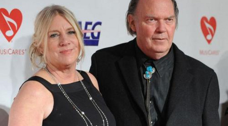 Neil Young 37 év után válik a feleségétől