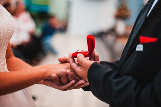 40 tysięcy zł za zawarcie małżeństwa. 100 tys. za narodziny trzeciego dziecka. Nowa propozycja PiS