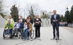 Niepełnosprawni niewpuszczeni do Sejmu na konferencję Tuska i Hartwich? Oburzenie opozycji