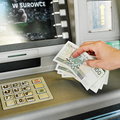 Pożądane stuzłotówki. NBP proponuje banknoty, których nie da się wypłacić z bankomatów