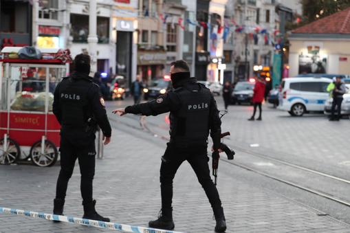 Policjanci zabezpieczający okolice ulicy Istiklal w Stambule