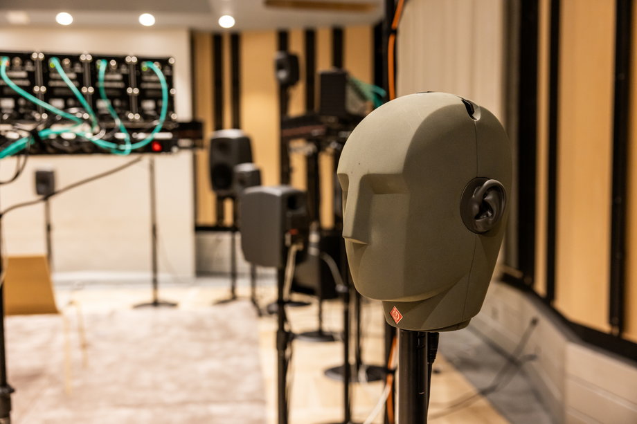 Fantom w laboratorium audio - służy do testowania odbioru dźwięków