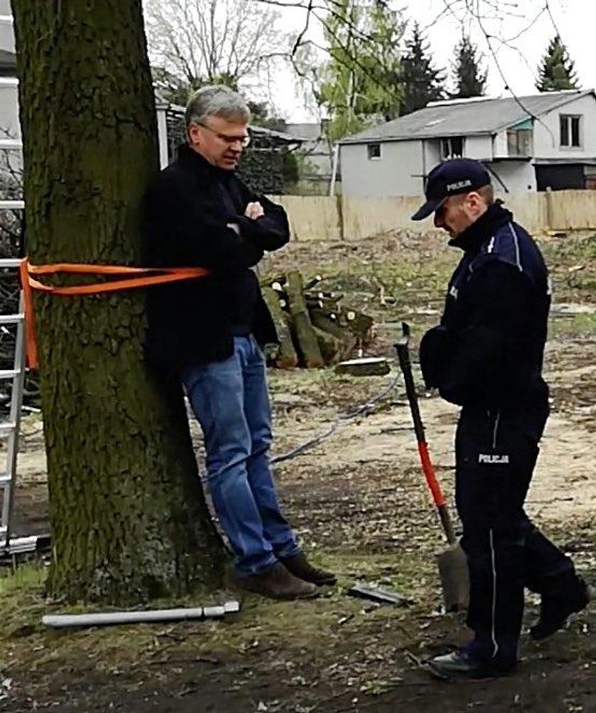 Mężczyzna przywiązał się do drzewa