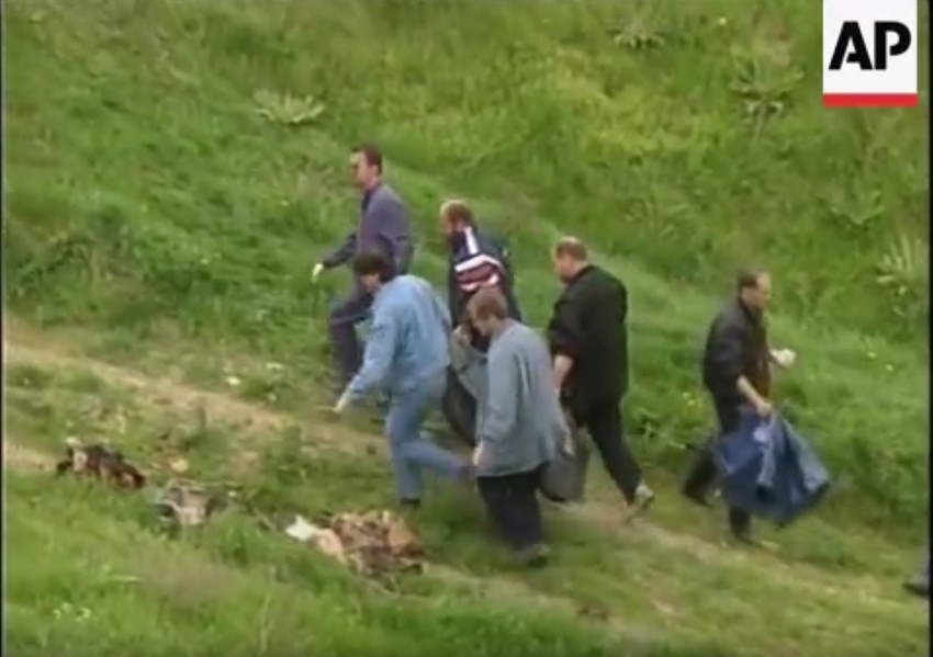 Odnošenje tela sa mesta eksplozije