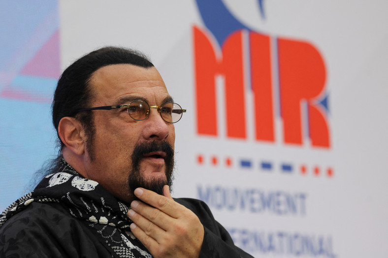 Steven Seagal podczas kongresu Międzynarodowego Ruchu Rusofilskiego w Moskwie [14 marca 2023]