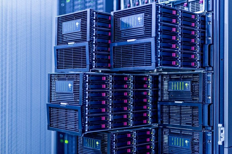 – Testowanych jest 180 maszyn. W pierwszych próbach udało się uzyskać wynik ponad 67 TFLOP/s czyli ok. 83% maksymalnej wydajności teoretycznej – wyjaśnia  dr Adam Padée,  kierownik Działu Infrastruktury Obliczeniowej CIŚ.