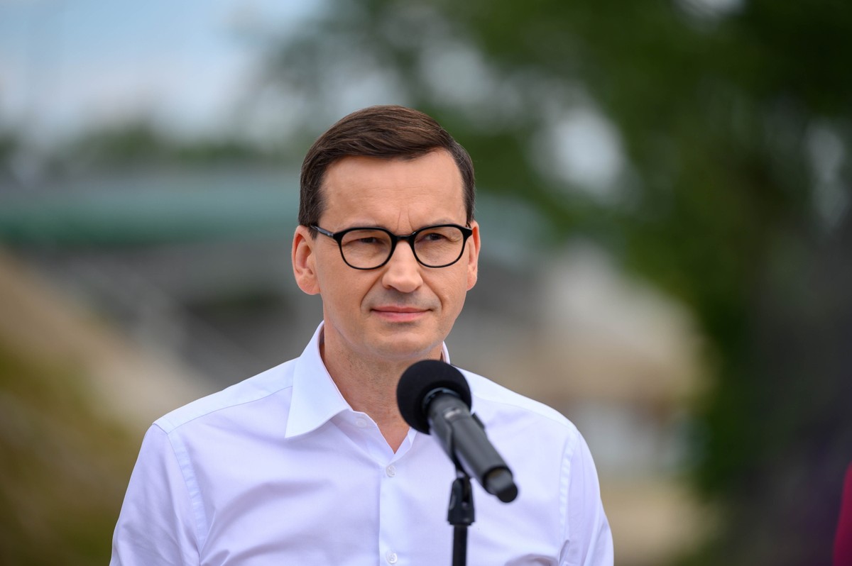 Ostrów, 18.06.2022. Premier Mateusz Morawiecki podczas uroczystego otwarcia mostu w Ostrowie, 18 bm. (amb) PAP/Paweł Topolski