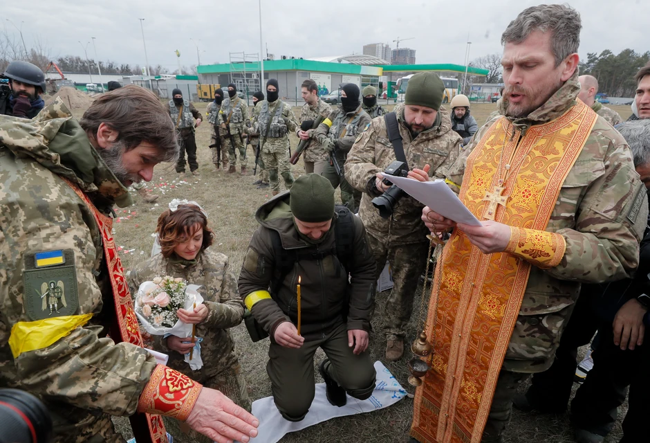 Venčanje ukrajinskih vojnika na frontu u Kijevu