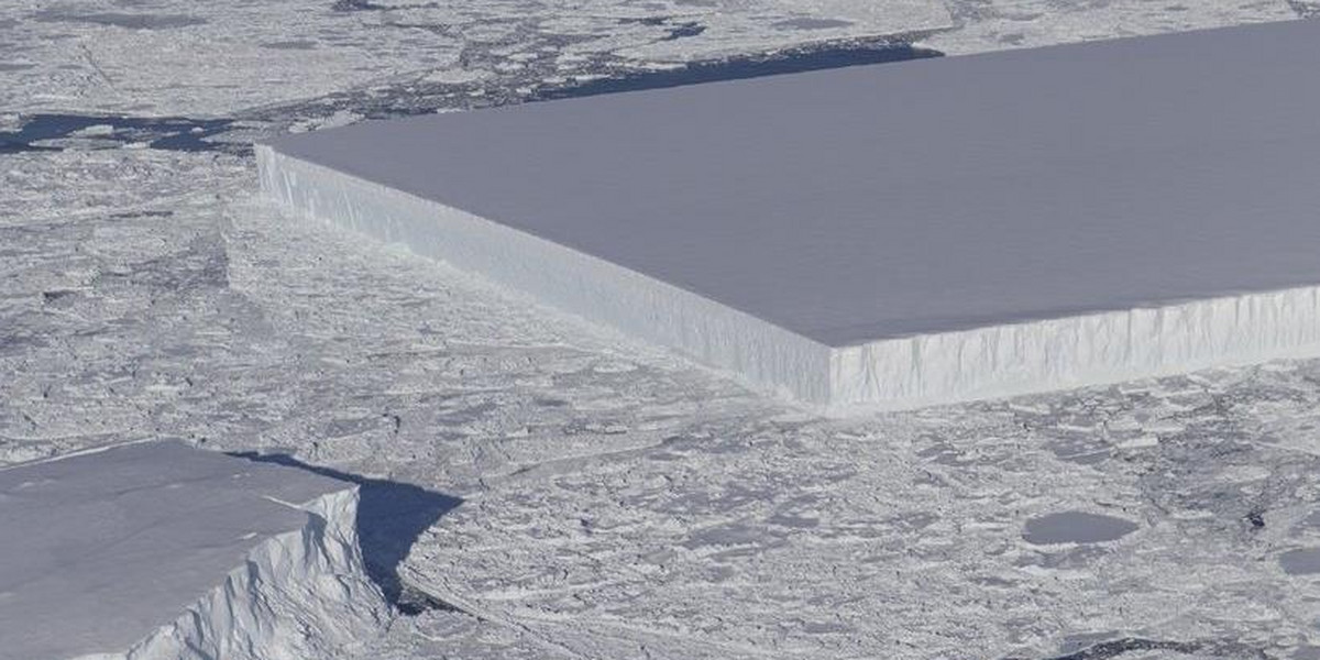 NASA opublikowała uderzające zdjęcie prostokątnej góry lodowej 