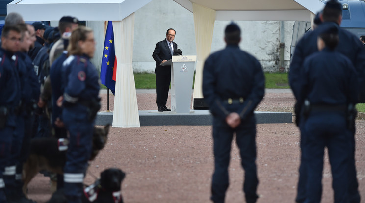 Hollande a Calais-i csendőrség tagjainak tartott beszédében kijelentette: fel kell számolni a migránstábort / Fotó: AFP