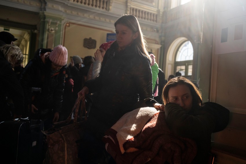 Ukrajinske izbeglice čekaju voz u Pšemislu, Poljska