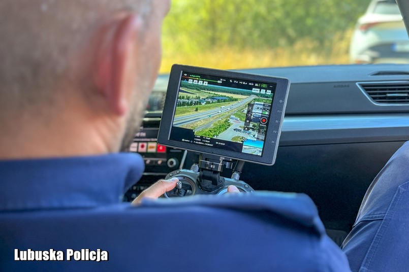 Policja kontroluje kierowców samochodów ciężarowych, ciężarówka, TIR
