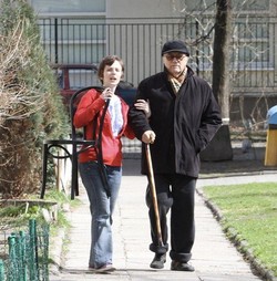 Mistrz Łapicki na spacerze z żoną i krzesełkiem