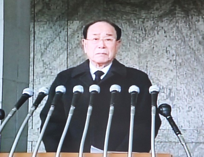 Kim Yong Nam, przewodniczący Prezydium Najwyższego Zgromadzenia Ludowego, żegna Kim Dzong Ila