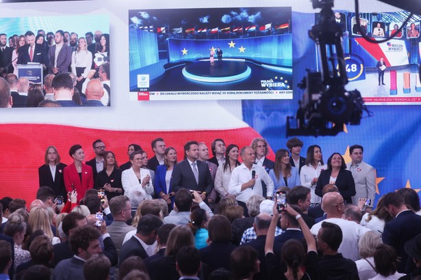 Warszawa, 09.06.2024. Wybory do Parlamentu Europejskiego 2024. Premier Donald Tusk (C-P) i prezydent Warszawy Rafał Trzaskowski (C-L) w sztabie wyborczym Koalicji Obywatelskiej w Warszawie, 9 bm. Zakończyły się wybory do Parlamentu Europejskiego. (sko) PAP/Leszek Szymański