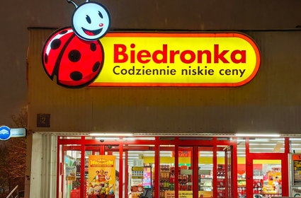 Biedronka sypie prezentami dla pracowników. Wiemy, co dostają