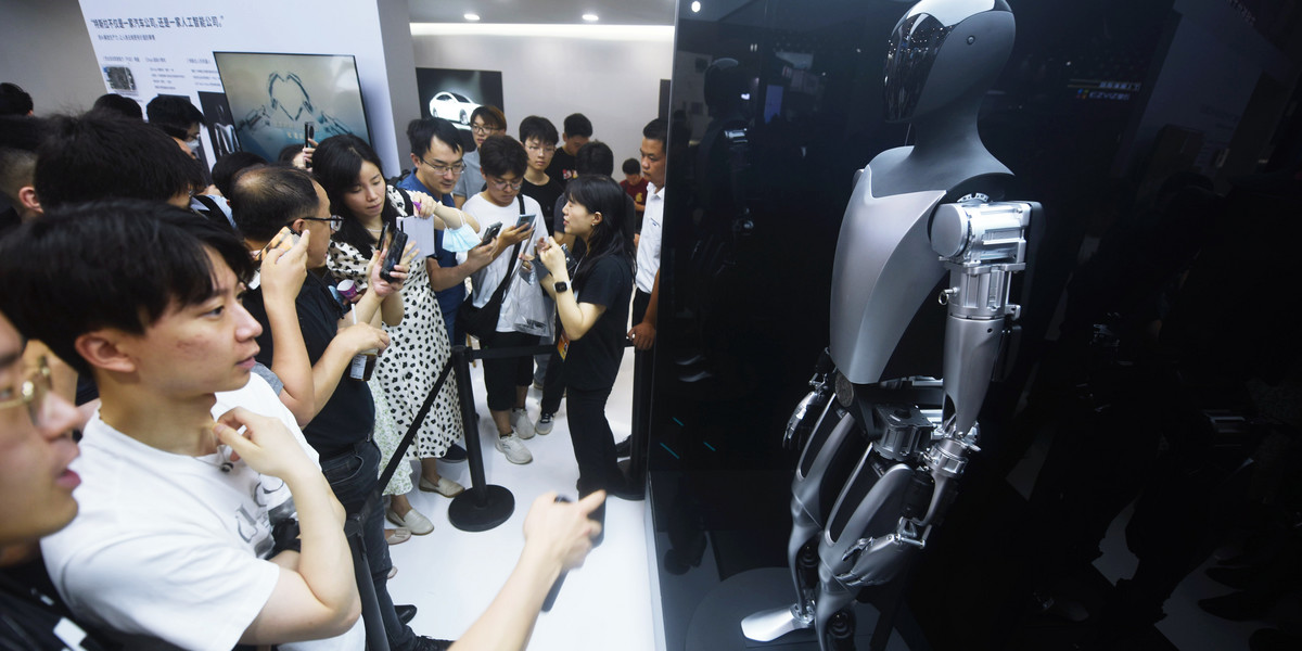 Tesla zaprezentowała prototyp humanoidalnego robota Optimus w 2021 r. Czy chińskie plany mogą z nim konkurować?
