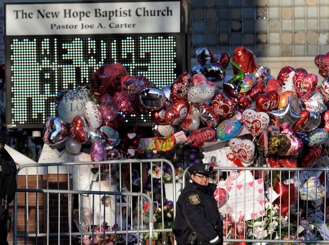 Przed kościołem rośnie góra kwiatów, maskotek i innych dowodów sympatii pod adresem zmarłej tragicznie piosenkarki