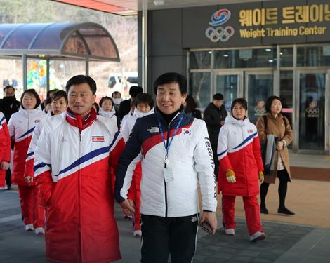 Treneri i igrači ženskog hokejaškog tima dve Koreje stigli su juče u južnokorejski centar za treninge u Jinčeonu 