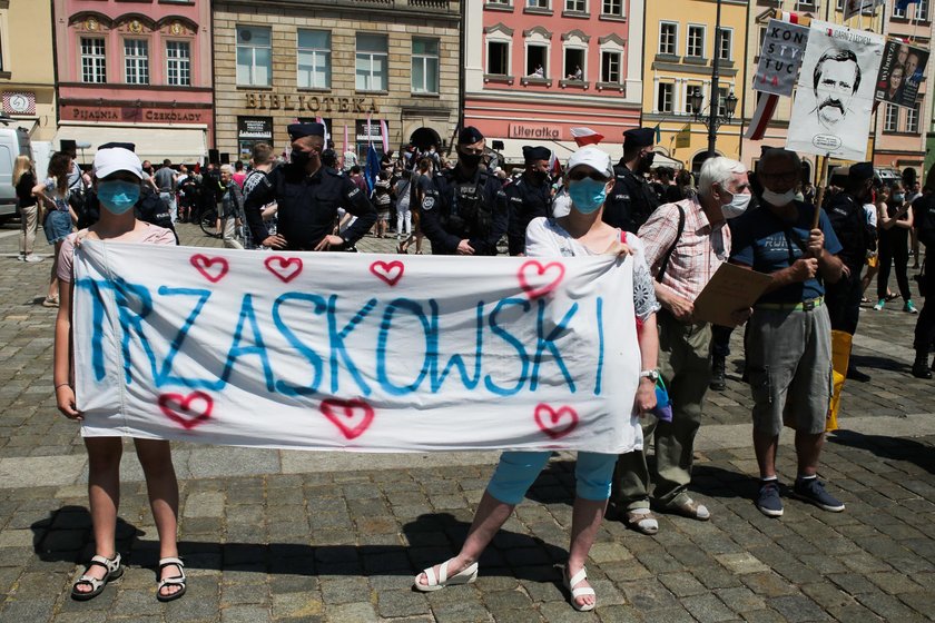 Zamieszanie przed wiecem wyborczym Andrzeja Dudy we Wrocławiu