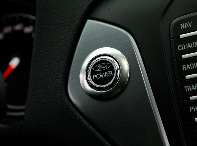 Jeżdżąc fordem mondeo mieliśmy dziwne wrażenie, że ujawnia się u nas rozdwojenie jaźni, a wszystko za sprawą mieszanych uczuć jakie wywoływał. Rozpływanie się nad jego zaletami w trasie przeplatało się z rozdrażnieniem jego nieporęcznością w zatłoczonym mieście