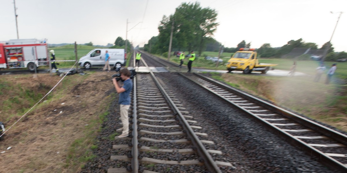 falkowo wypadek pociag przetracil samochod 3 ofiary 