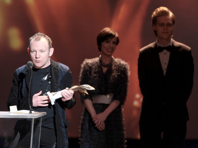 Paweł Mykietyn z nagrodą przyznaną w kategorii najlepsza muzyka za film 'Essential Killing'