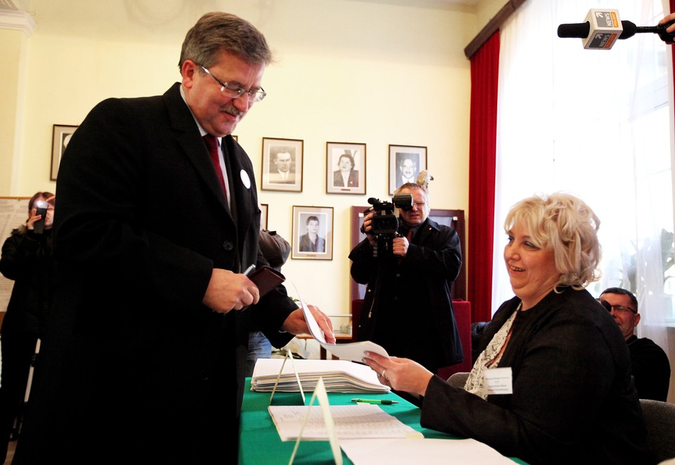 Bronisław Komorowski oddał swój głos w Warszawie, fot. PAP/Tomasz Gzell