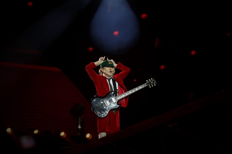 Angus Young podczas koncertu w Lizbonie