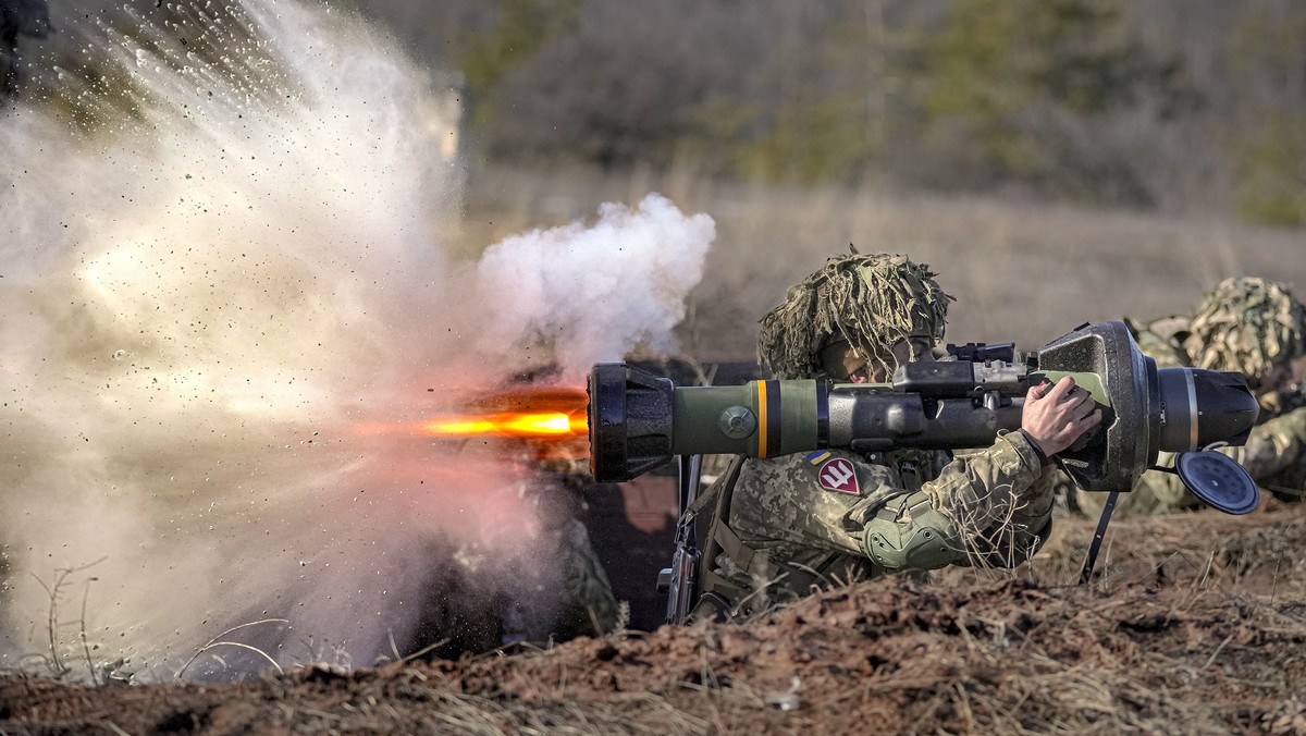 Ukraiński żołnierz strzela z broni przeciwpancernej NLAW podczas ćwiczeń w ramach operacji połączonych sił, obwód doniecki, 15 lutego 2022 r.