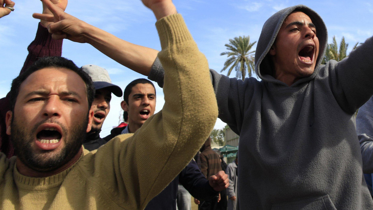 Libijskie siły bezpieczeństwa zaczęły strzelać w powietrze, by rozproszyć około 400 ludzi zgromadzonych w jednej z dzielnic Trypolisu i protestujących przeciwko Muammarowi Kaddafiemu.