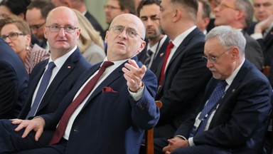 Kulisy afery w MSZ.  Pośrednik wizowy nie był sam