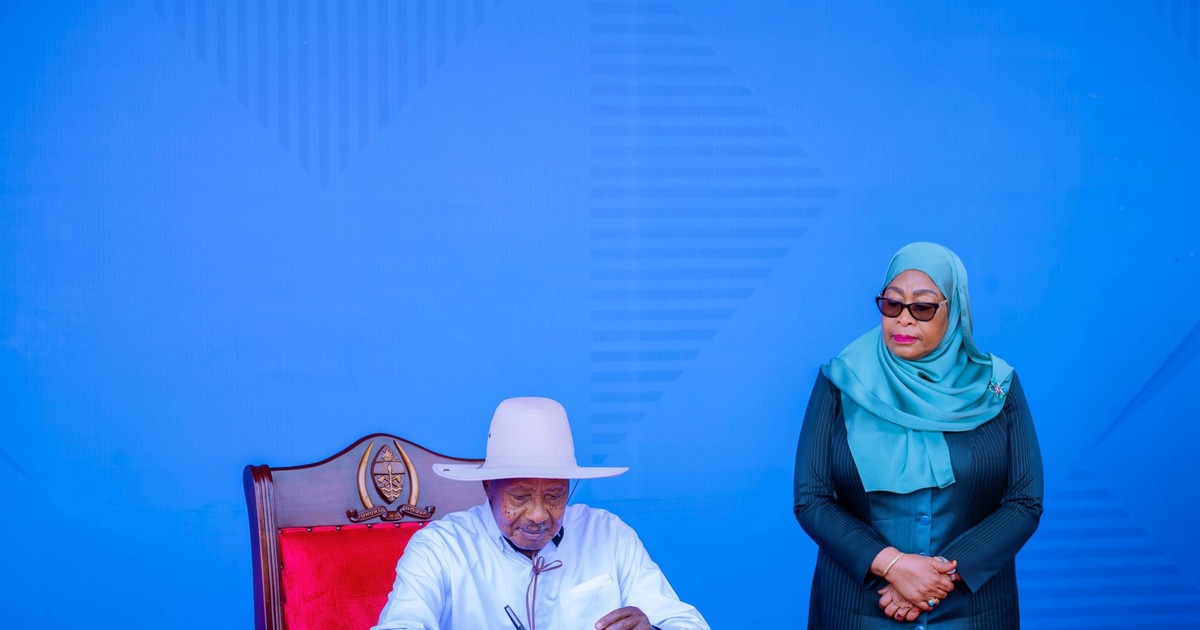 Tanzanian President Samia Suluhu Hassan and Ugandan President Yoweri Museveni witnessed the signing of an agreement to