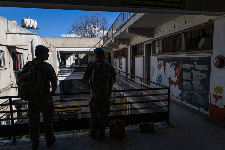 Żołnierze UNFICYP patrolują strefę demarkacyjną w Nikozji na Cyprze