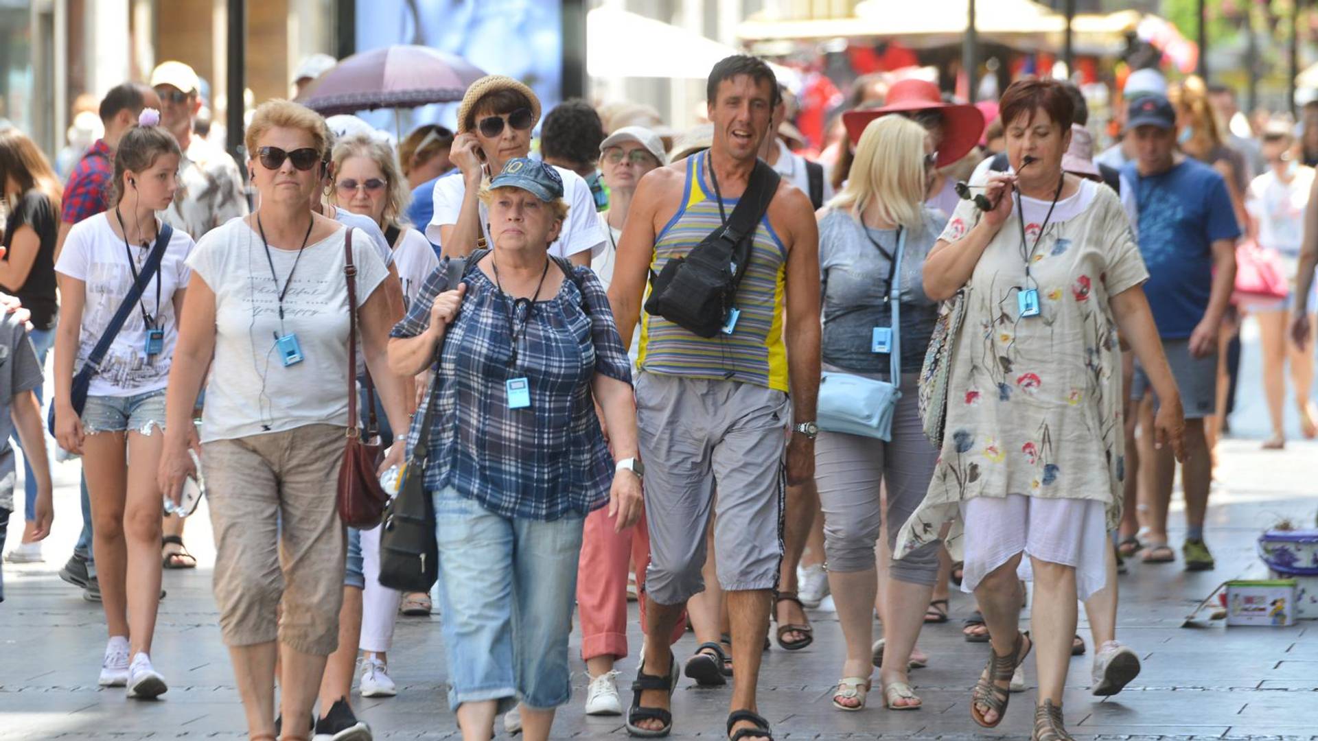 Da li doktor Kon previše brine ili je u pravu - pored "neposlušnih" građana sad krivi i  turisti za novi talas korone