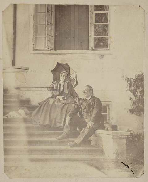Teofil i Hercylia Januszewscy, wujostwo Juliusza Słowackiego na schodach dworku w Ubieniu, miejscu spotkań świata literackiego