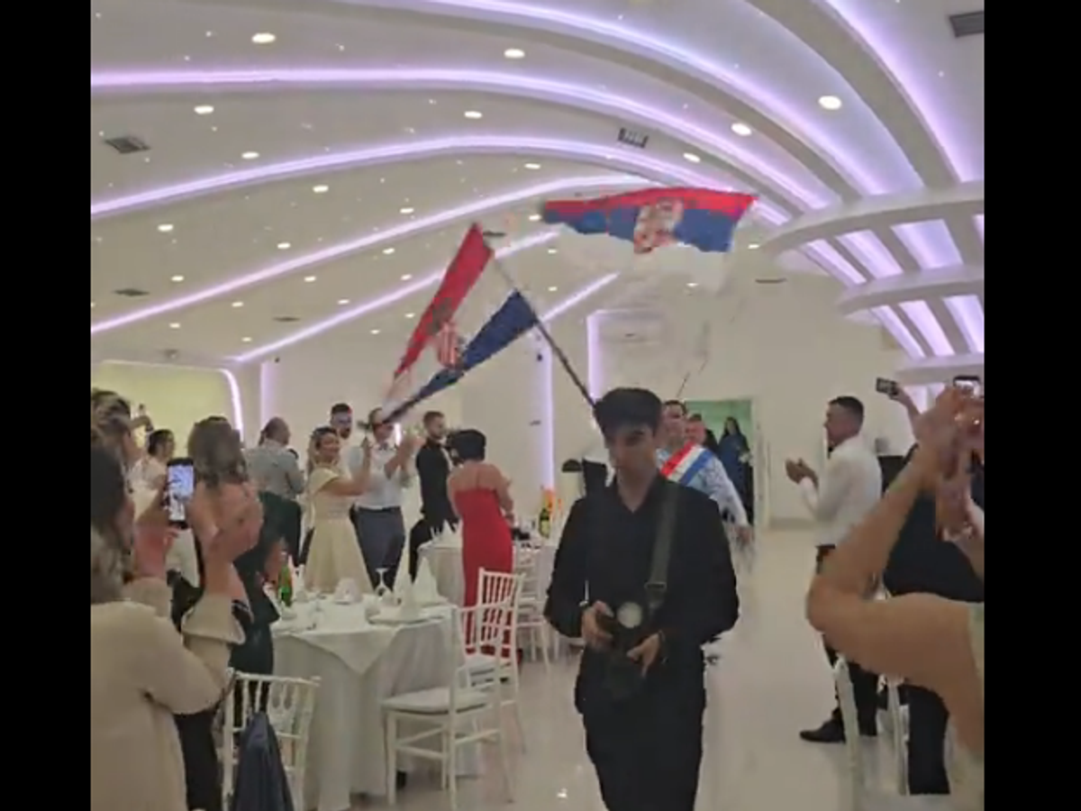 Zavijorile se srpska i hrvatska zastava! Snimak sa svadbe u Travniku oduševio region: "MOJE ZASTAVE UVEK SU ISTE BOJE!" (VIDEO)