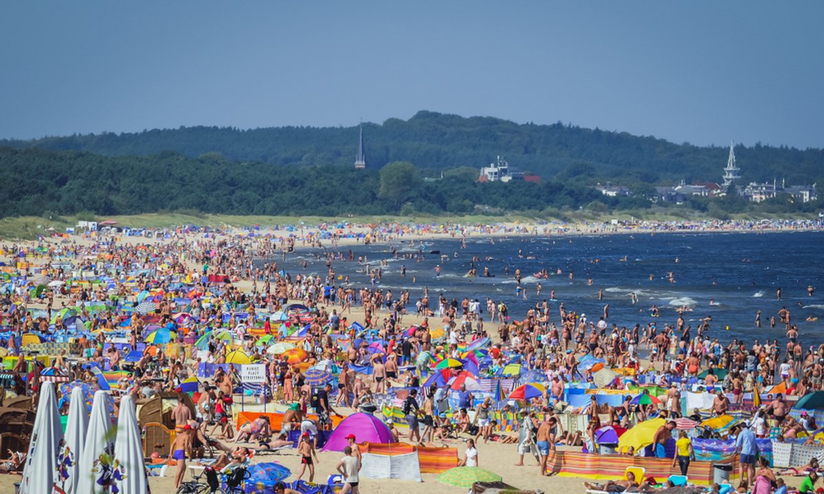 Pokazała, jak na plaży biesiadują Włosi. "Uczta jak na weselu". Polskie parawany przy tym to pestka!